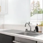 Paquete Fregadero de Empotrar Escurridero Izquierdo 80 x 50 cm + Mezcladora con Válvulas Incluye Contracanasta, Desagüe y Mangueras Tramontina 32200573 - Imagen 2